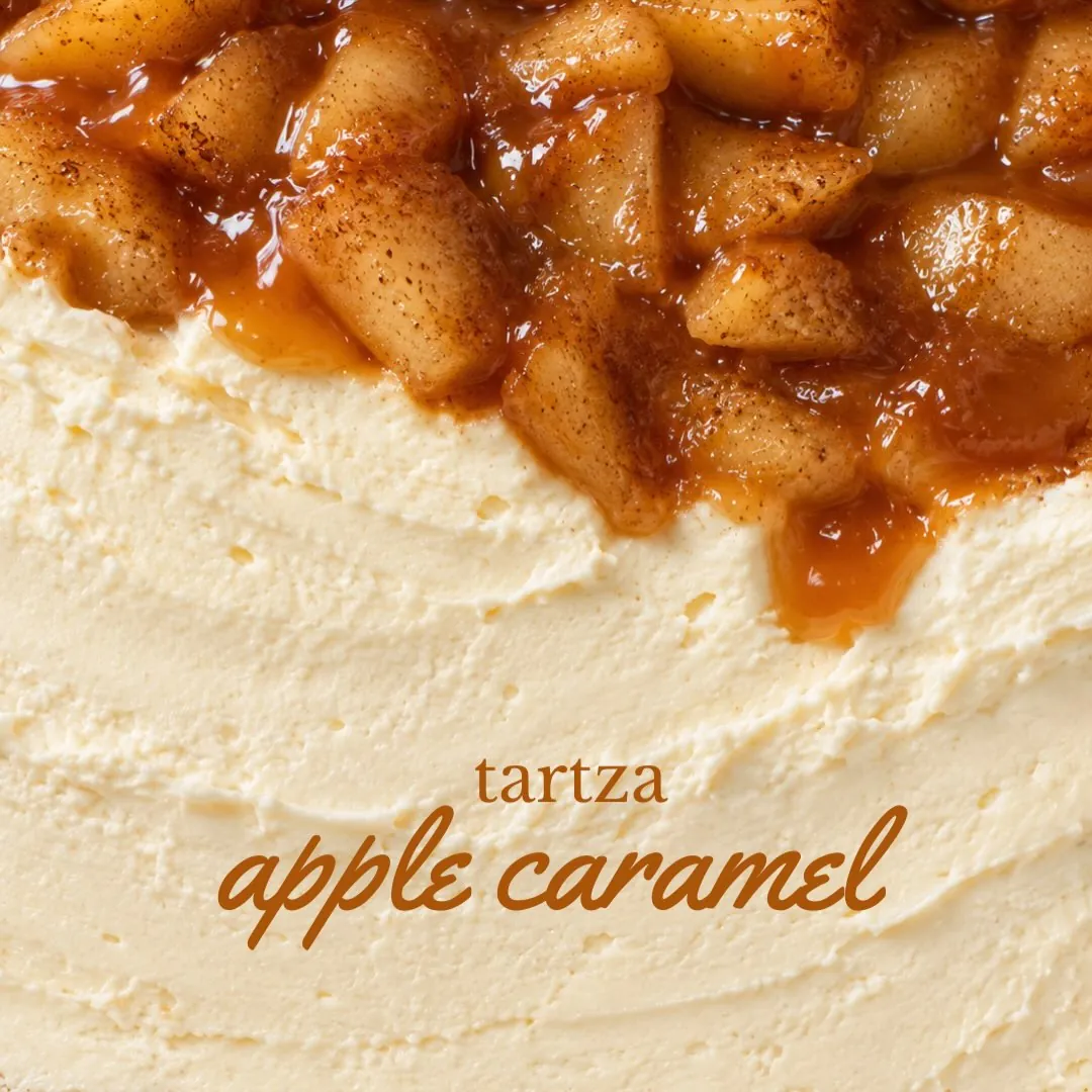 Apple Caramel tartza close up: caramelized apple pieces over the creamy centre